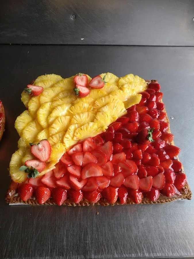 Tarte rectangulaire mi-ananas mi-fraises, La Marquisienne