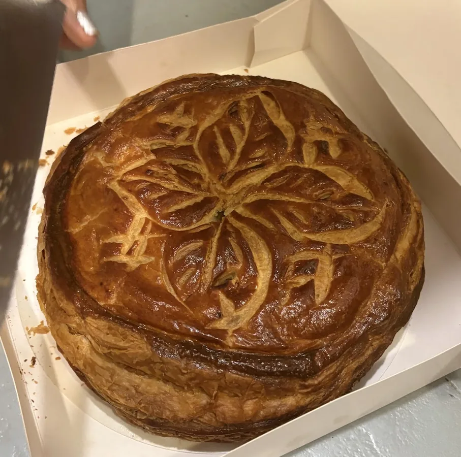 Galette des Rois feuilletée à la frangipane, motif soleil, La Marquisienne