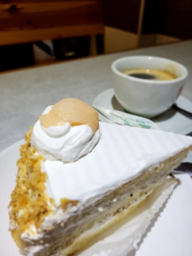 Part de vacherin glacé meringué, La Marquisienne, servi avec espresso