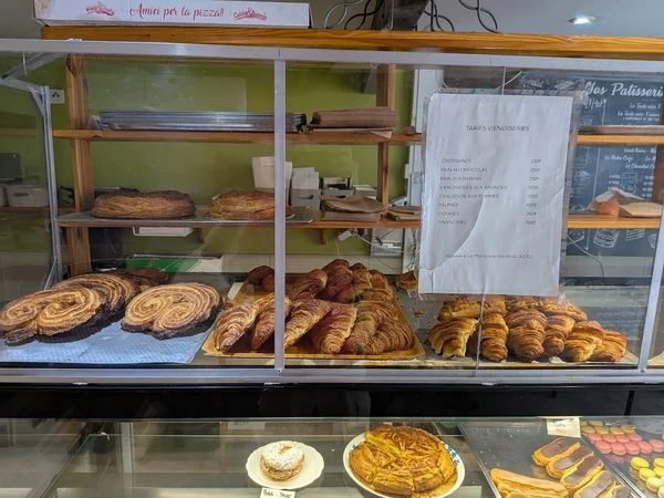 Affiche tarifs viennoiseries de La Marquisienne, croissant pain au chocolat palmier